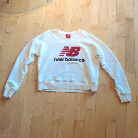 New Balance Women's Sweatshirt Size Small - Picture 1 of 4